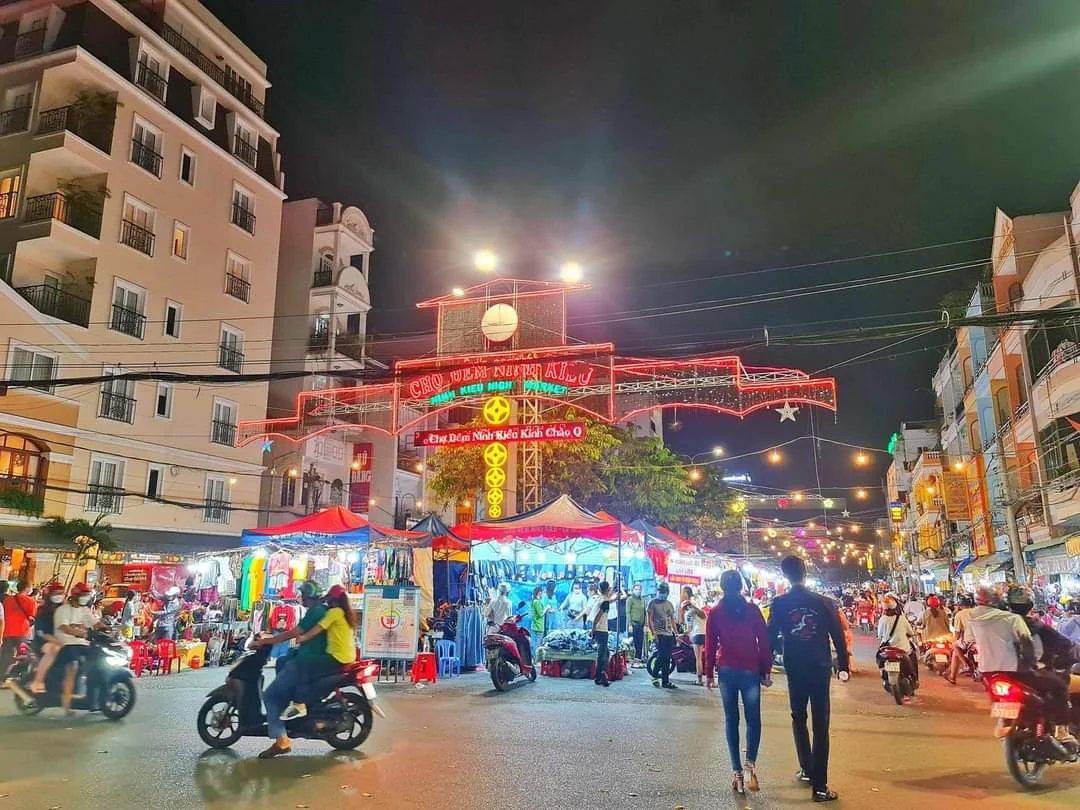 Bến Ninh Kiều có chợ đêm 