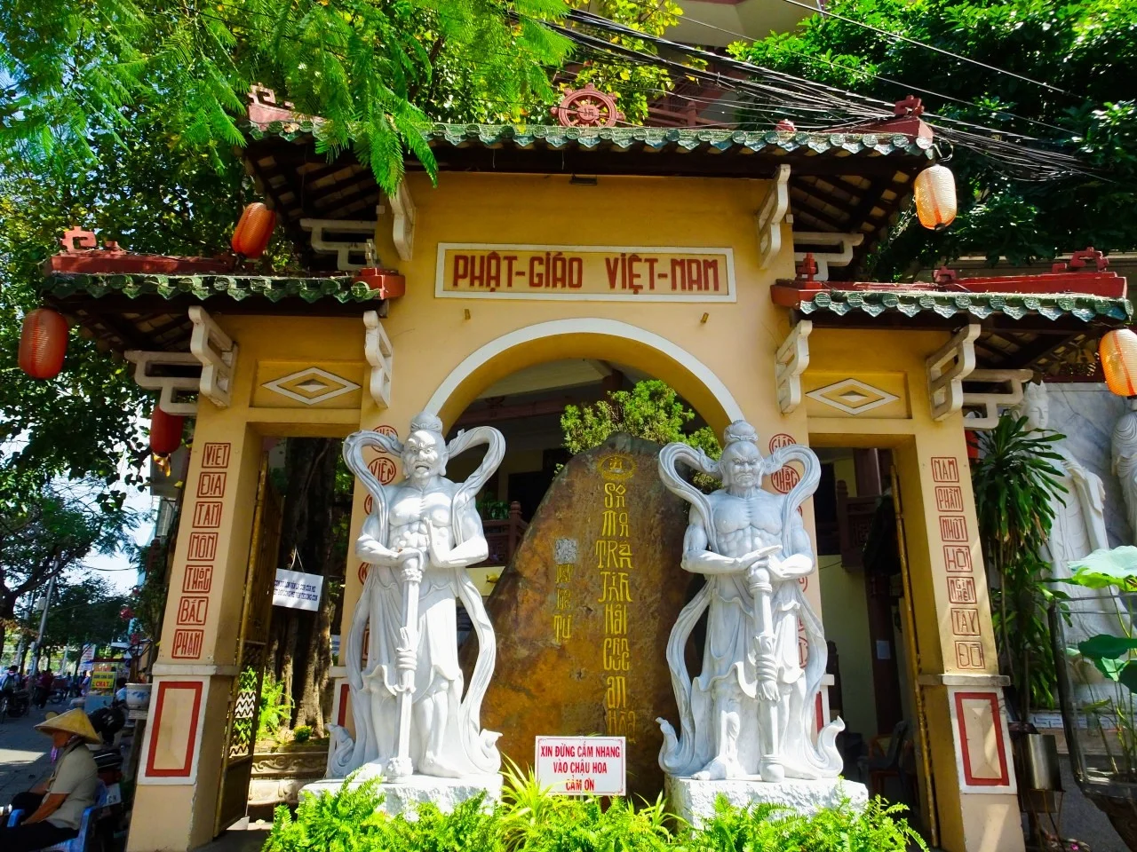 Cổng tam quan của chùa Phật Học Cần Thơ