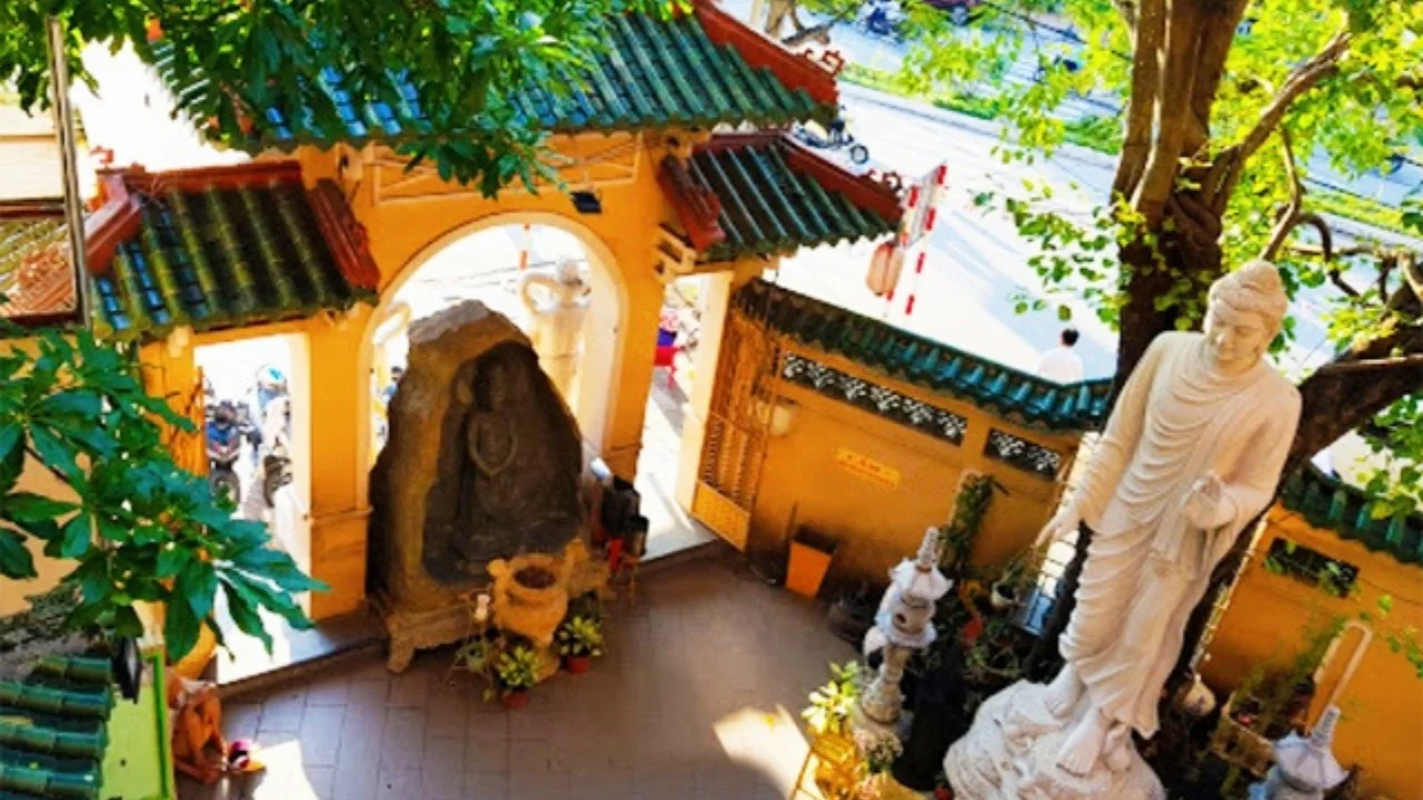 khuôn viên của chùa Phật Học Cần Thơ